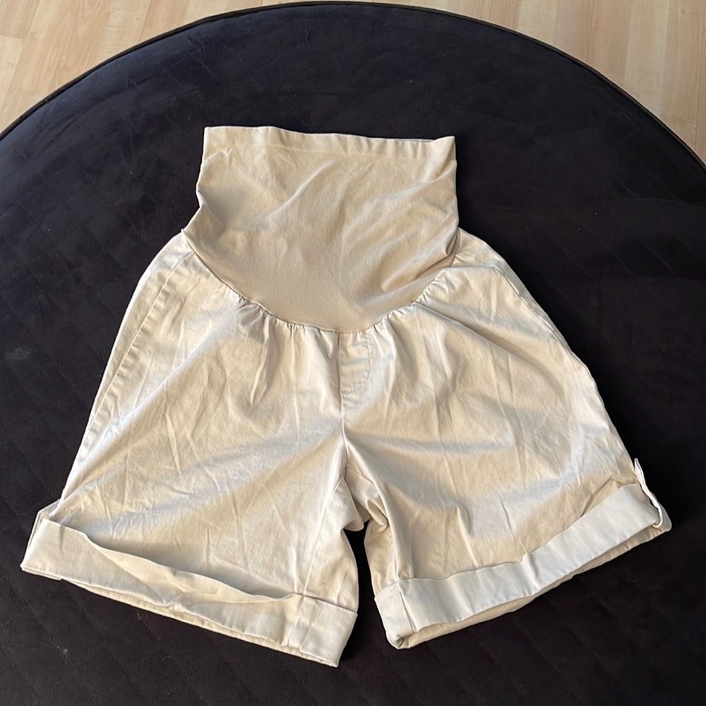 Motherhood Maternity 7” khaki stretch shorts with Belly Band. Size Medium.